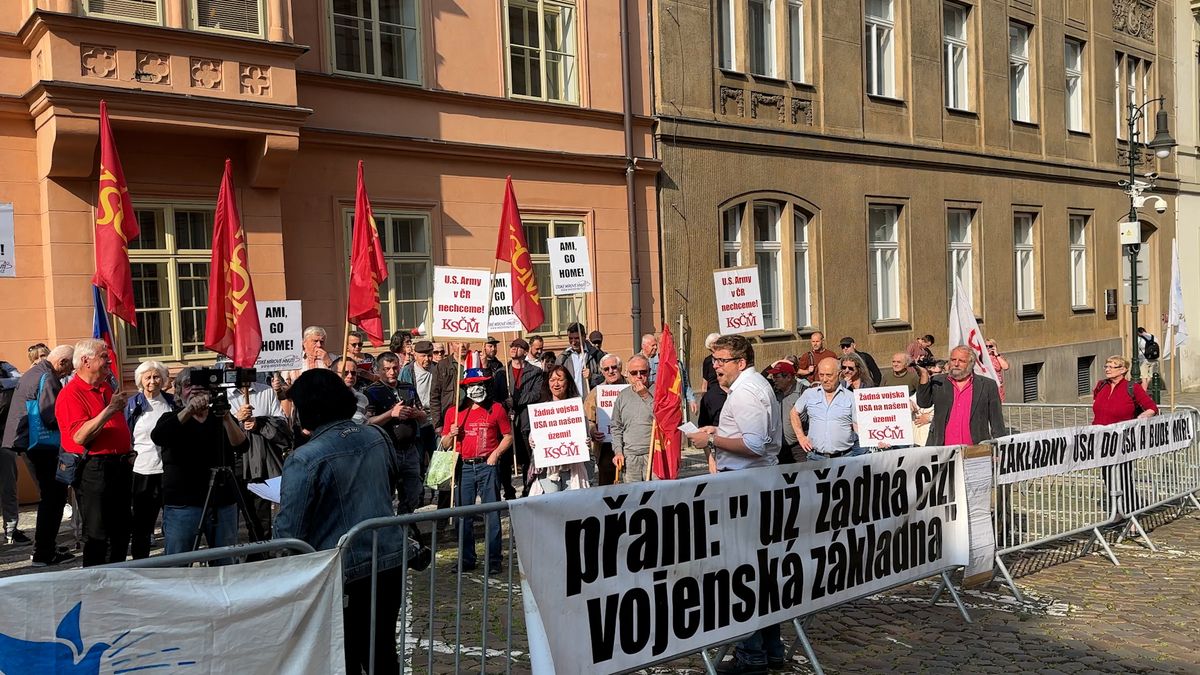 V Praze se demonstrovalo proti americké základně, přišli i Semelová a Foldyna